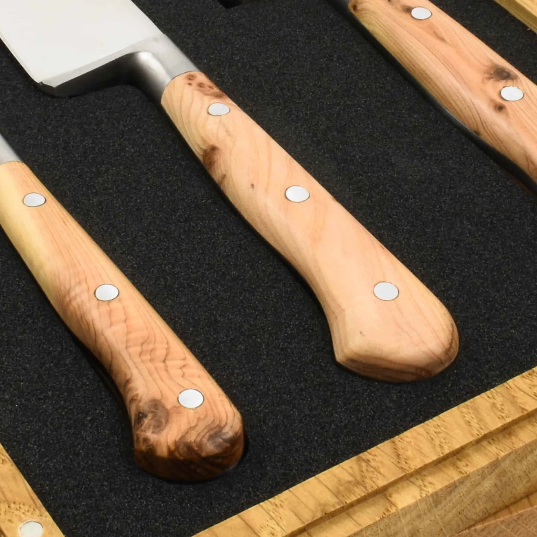 Laguiole en Aubrac Set of 3 Classic Knives in Oak Box, Juniper